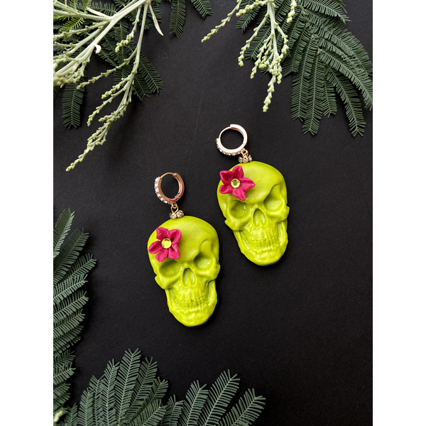 Green-skull-earrings-with-flower-halloween