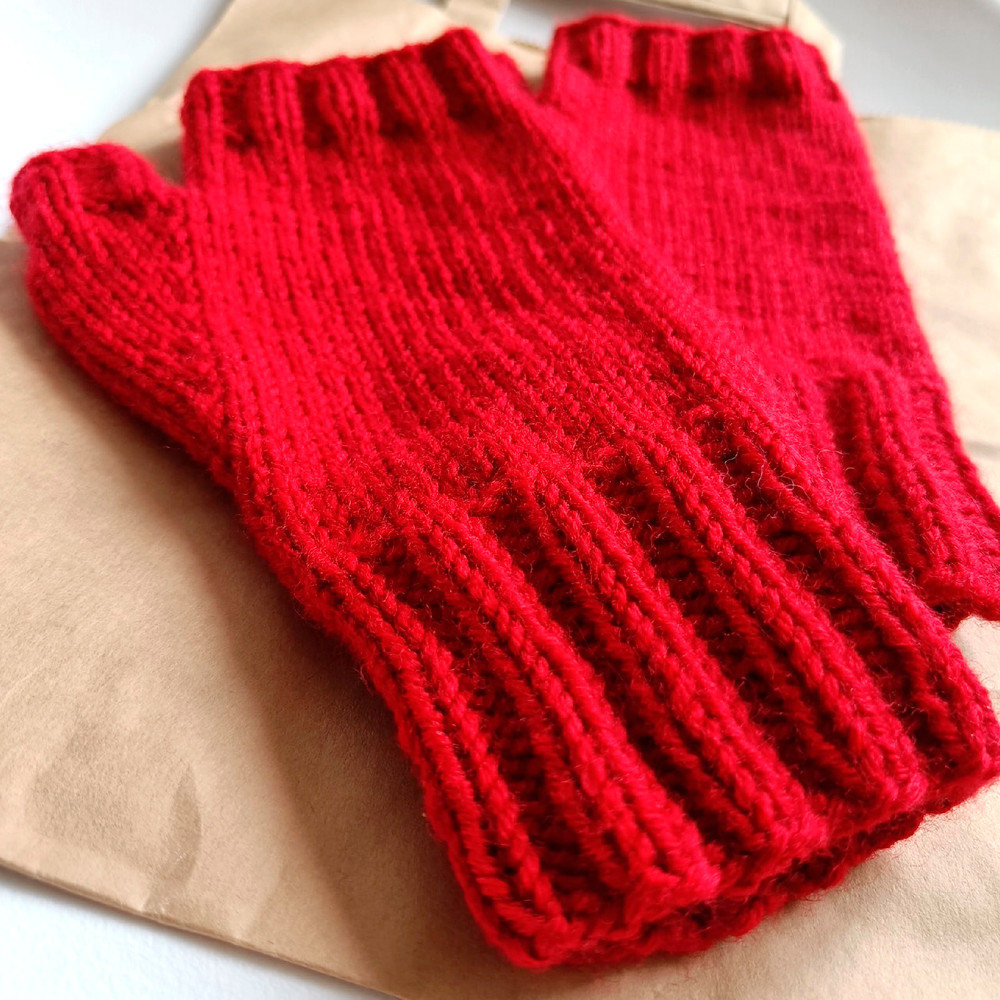 women red knit mittens