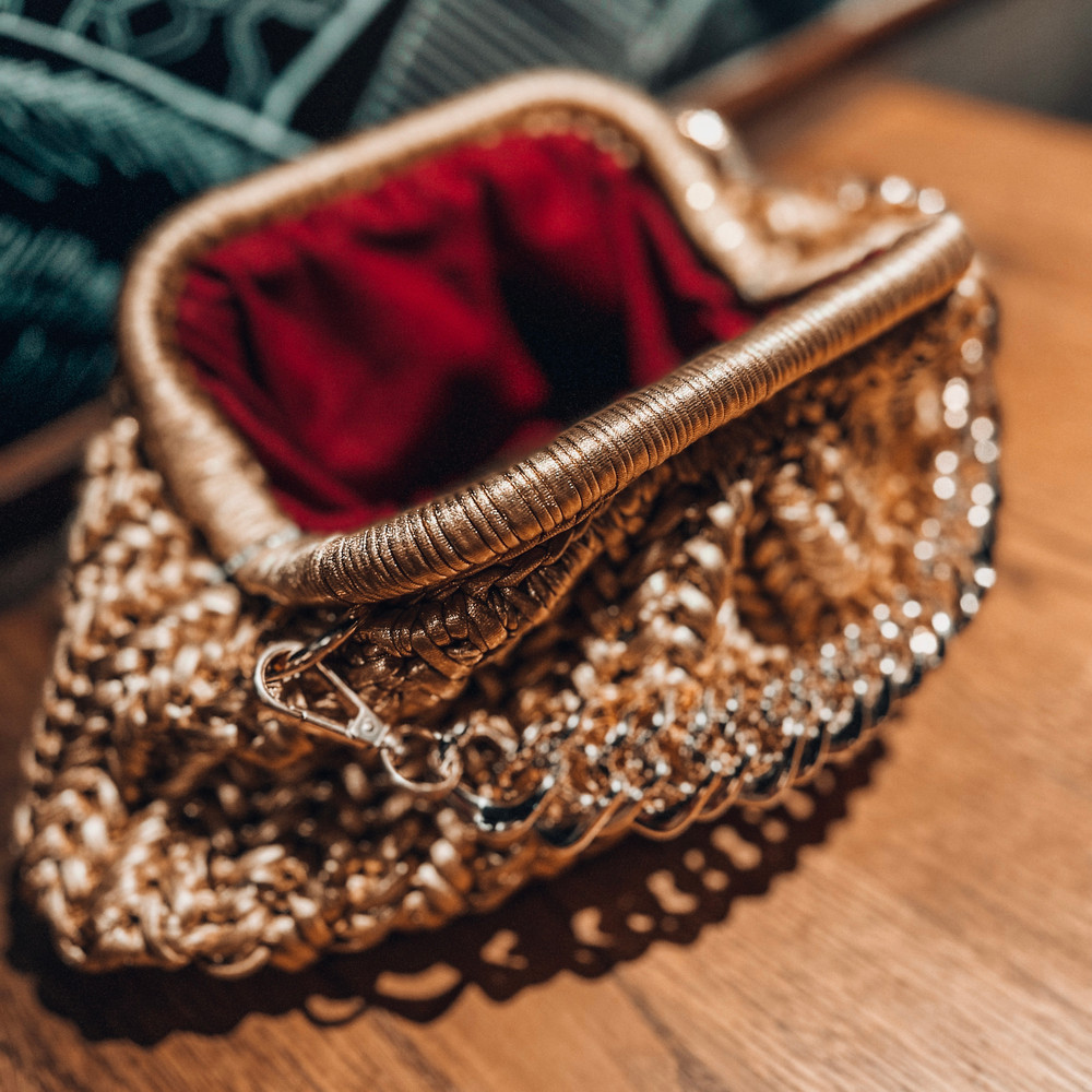 Dumpling-vintage-bag-gold-claps-3