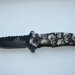 knife  "Skulls with green eyes"