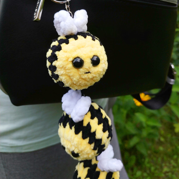 bee-keychain-crochet-pattern (3).jpg