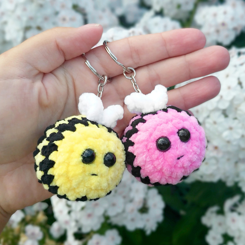 bee-keychain-crochet-amigurumi-pattern (2).jpg