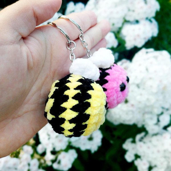bee-keychain-crochet-amigurumi-pattern (3).jpg
