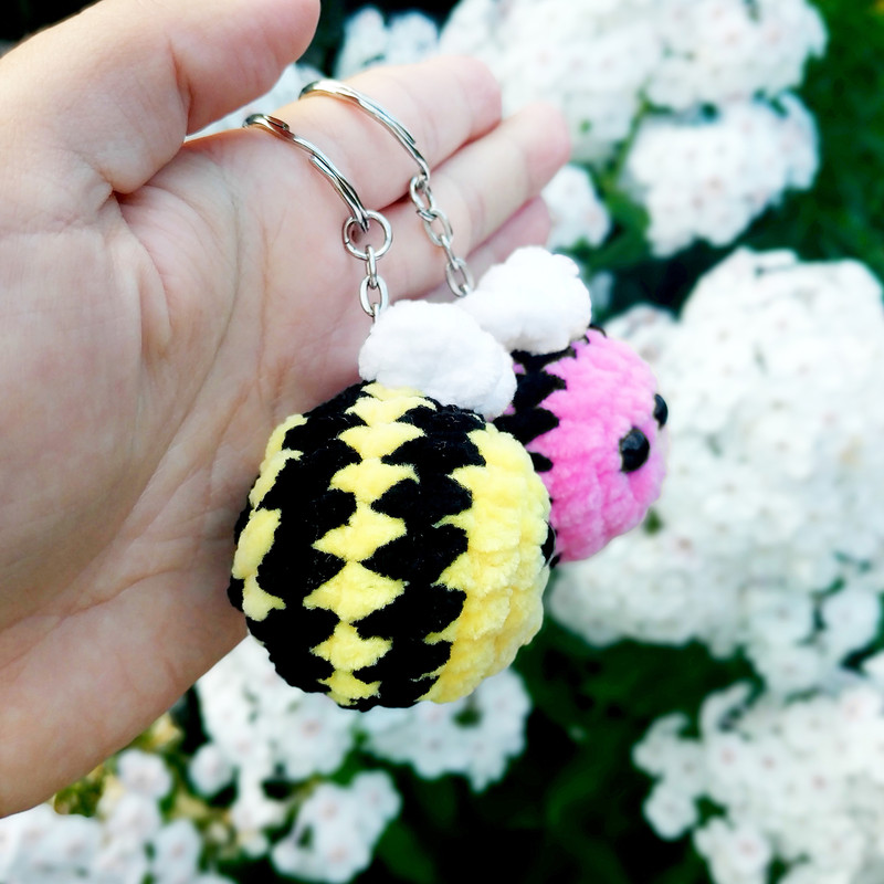 bee-keychain-crochet-amigurumi-pattern (3).jpg