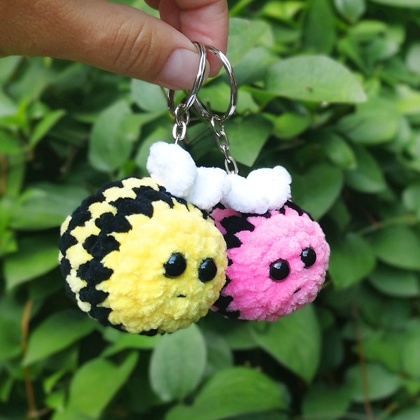 bee-keychain-crochet-amigurumi-pattern (6).jpg