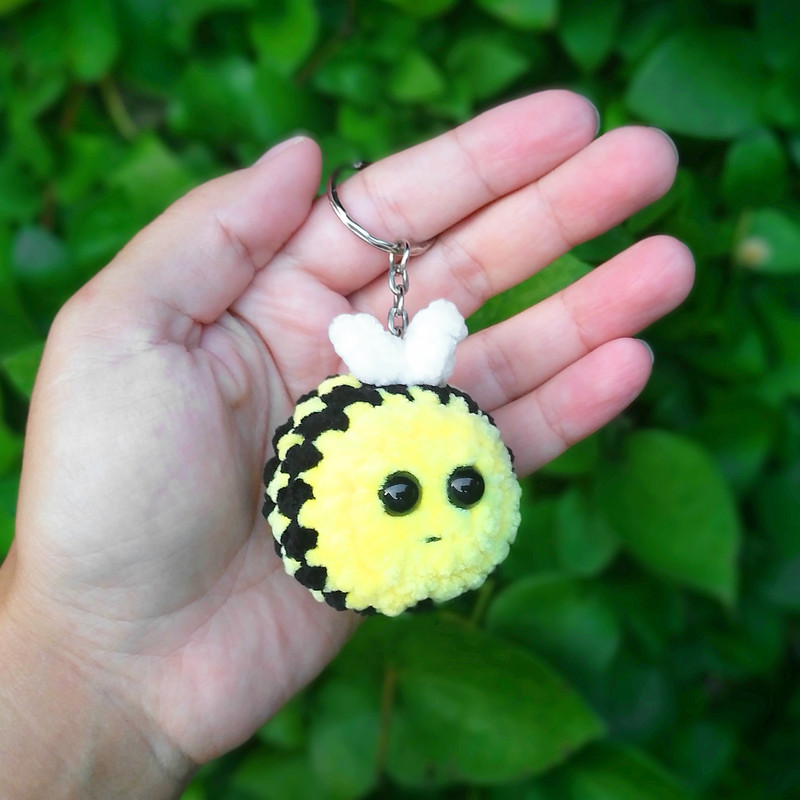 bee-keychain-crochet-amigurumi-pattern (8).jpg