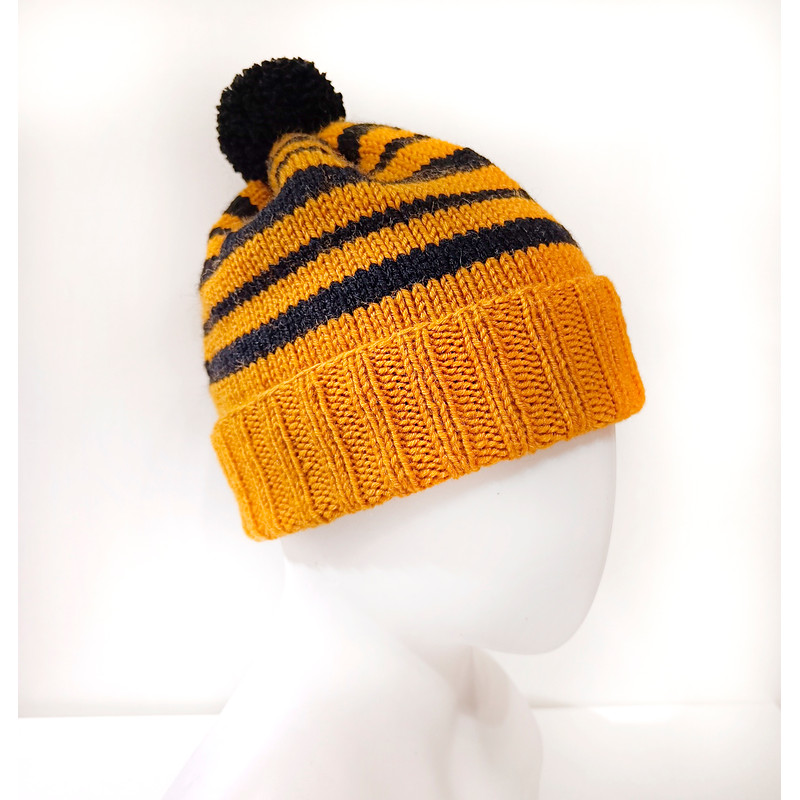 Hogwarts Gryffindor pompom hat handknit women hat Slytherin hats Warm hats Winter hat Gryffindor hat Women hats