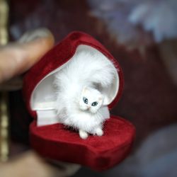 1 Miniature White cat so very move. Realistic pet