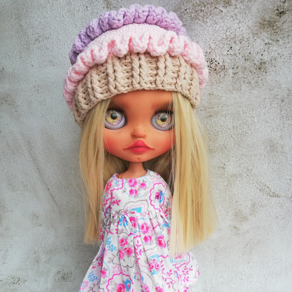 Blythe-hat-crochet-сupcake-with-pink-lilac-cream-4.jpg