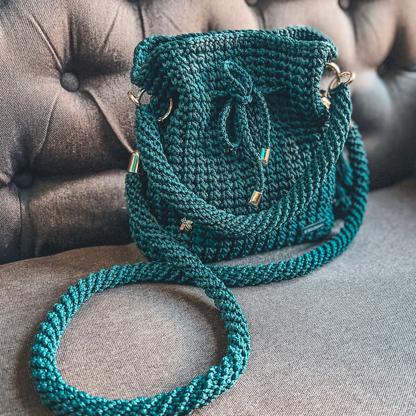 Crochet-pattern-small-handbag-pouch-top-handle-1