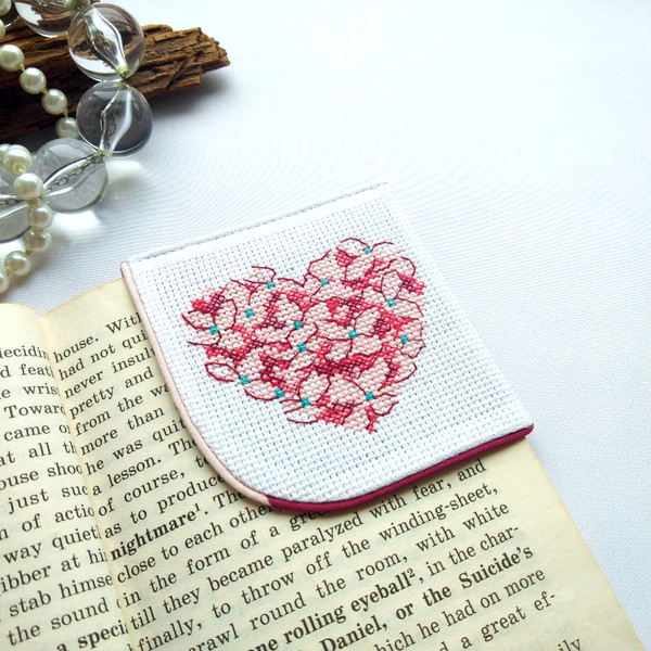 corner-bookmark-floral-heart.jpg