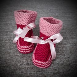 Baby booties. Knitted baby shoes.