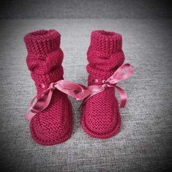 Baby booties. Knitted baby shoes.
