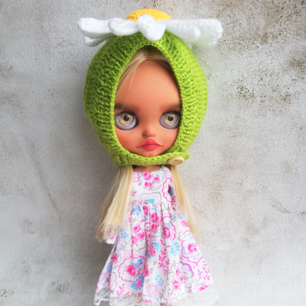Blythe-hat-knitted-helmet-green-with-white-chamomile-1.jpg