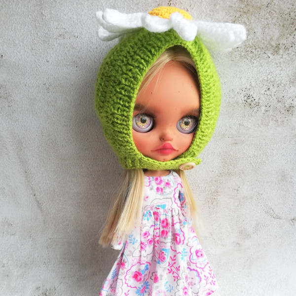 Blythe-hat-knitted-helmet-green-with-white-chamomile-2.jpg