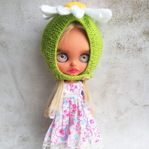 Blythe-hat-knitted-helmet-green-with-white-chamomile-3.jpg