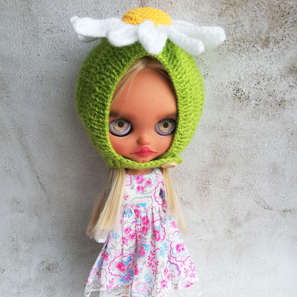 Blythe-hat-knitted-helmet-green-with-white-chamomile-4.jpg