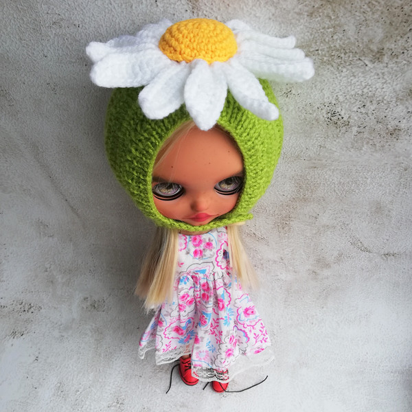 Blythe-hat-knitted-helmet-green-with-white-chamomile-5.jpg