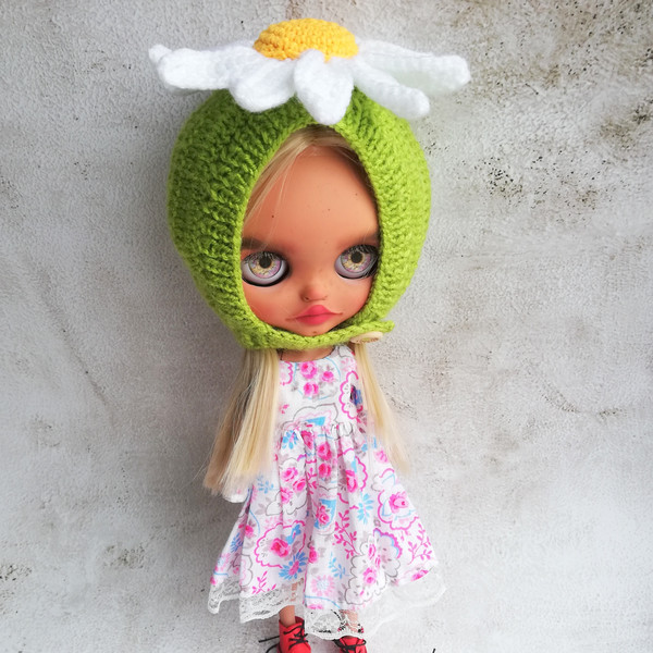Blythe-hat-knitted-helmet-green-with-white-chamomile-7.jpg