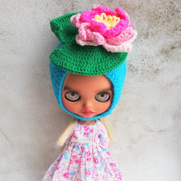 Blythe-hat-knitted-helmet-blue-with-pink-water-lily-2.jpg
