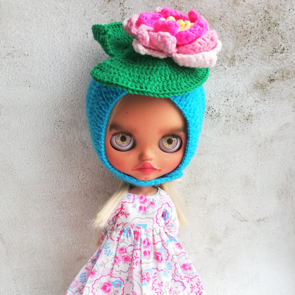 Blythe-hat-knitted-helmet-blue-with-pink-water-lily-3.jpg