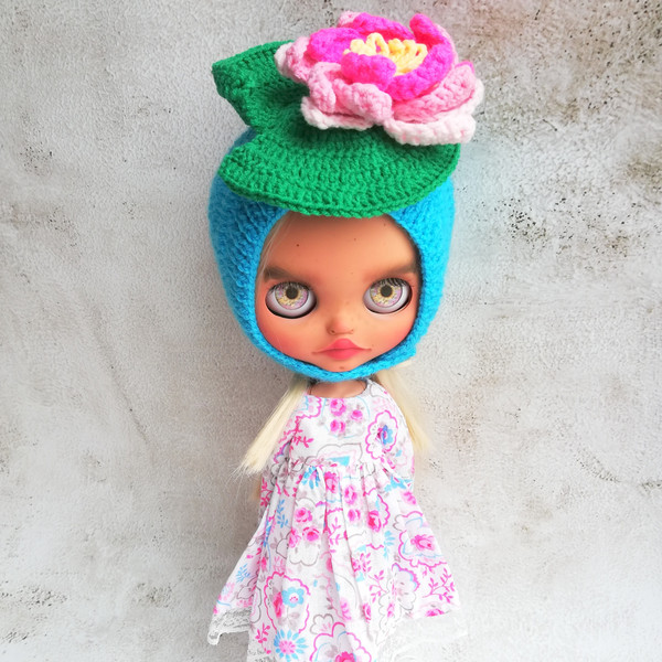 Blythe-hat-knitted-helmet-blue-with-pink-water-lily-5.jpg