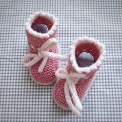 Pink Baby booties. Knitted baby shoes.