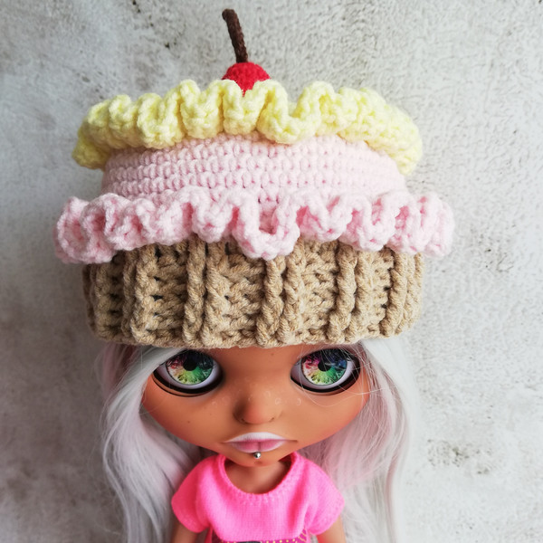 Blythe-hat-crochet-yellow-pink-cupcake-2.jpg