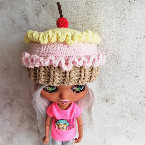 Blythe-hat-crochet-yellow-pink-cupcake-7.jpg