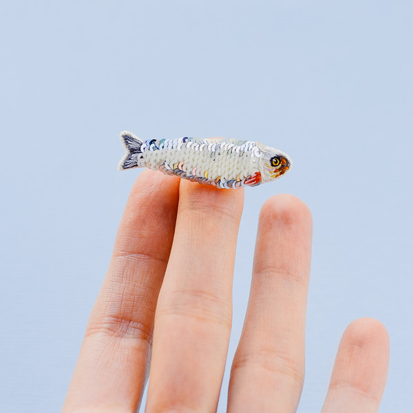 embroidered-fish-brooch