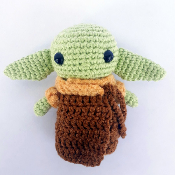 baby-yoda-crochet-toy-2