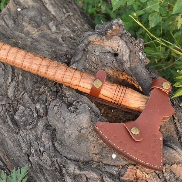 Hand-Forged-Damascus-Steel-Tomahawk-Viking-Axe-review.jpeg