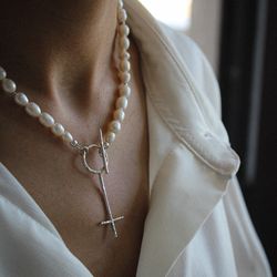 Pearl necklace with venus symbol