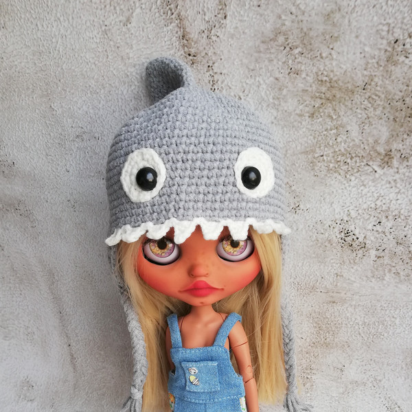 blythe-hat-crochet-gray-shark-1.jpg