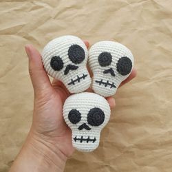 Crochet keychain pattern PDF in English , skull keychain amigurumi pattern , human skull halloween crochet pattern