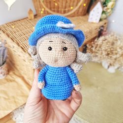 Amigurumi Queen Elizabeth doll crochet pattern PDF. Amigurumi doll in blue dress tutorial