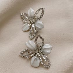Sparkling white bridal earrings