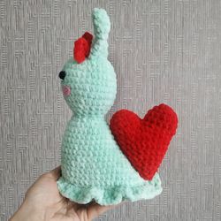 Crochet snail with heart pattern, amigurumi snail toy, snail plush pdf
