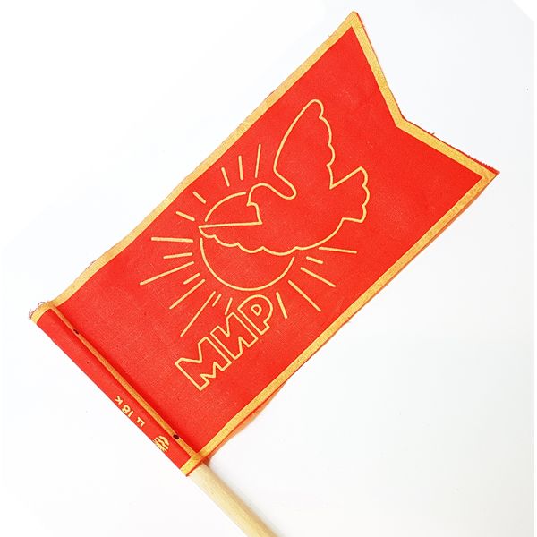 01 Vintage Russian Soviet Small Flag PEACE  MИР with DOVE for Demonstration or Parade Pennant Banner Propaganda USSR 1970s.jpg
