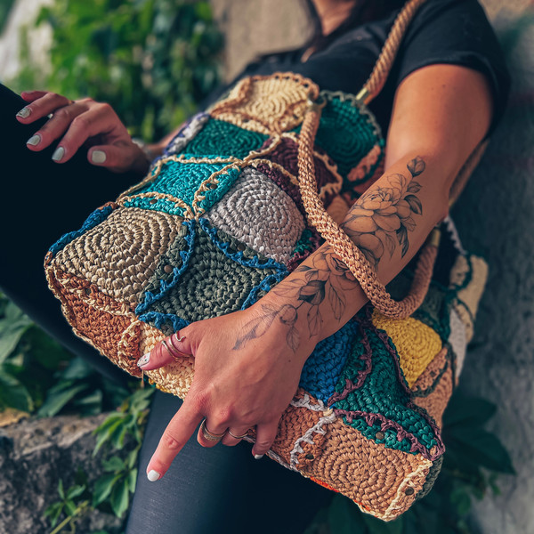 Crochet-pattern-tote-bag-with-motifs-2