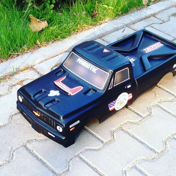 Ruote Per Drag Car Ruota Da Drag Racing Anteriore AJCMods Skineez 2.9 Per Traxxas C10 Slash, Nera Con Inserti Personalizzati – Leggera E Performante Ruote Sottili AJC Mods Skineez 2.9 Ruote Per Drag Car Ruota Da Drag Racing Anteriore AJCMods Skineez 2.9 Per Traxxas C10 Slash, Nera Con Inserti Personalizzati – Leggera E Performante Ruote Sottili AJC Mods Skineez 2.9