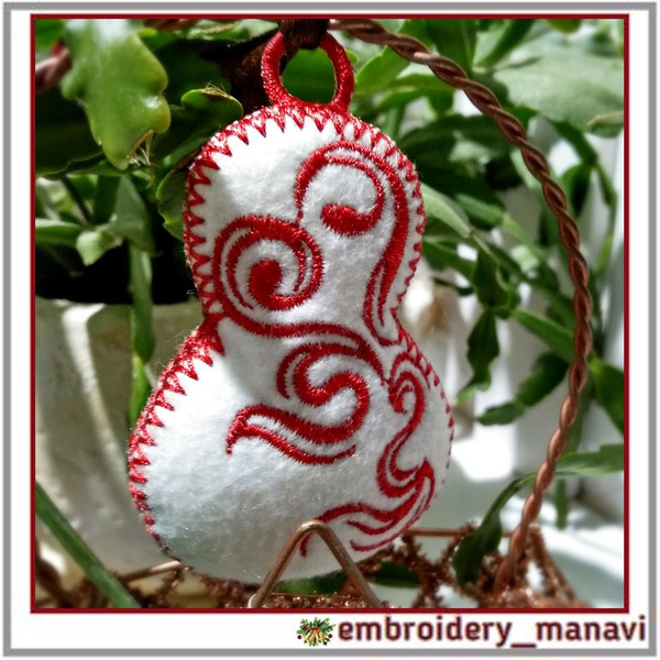 In-the-hoop-Christmas-toy-snowman-machine-embroidery-design