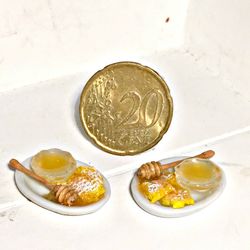 Dollhouse miniature 1:12 Plate with honey and honeycomb