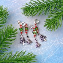 Set of 4 dread beads in winter design with Christmas tree charms and traditional Christmas colors