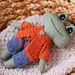 Linen frog doll, stuffed linen frog with clothes, soft animal toy with embroidery, gift for frog lovers, green frog