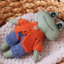 linen frog doll, stuffed linen frog with clothes, soft animal toy with embroidery, gift for frog lovers, green frog