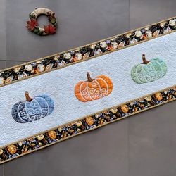 PUMPKINS QUILTED TABLE RUNNER, THANKSGIVING dinner table decor, FALL QUILTED TABLE RUNNER, AUTUMN quilted tablecloth