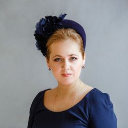 Navy fascinator for mother of the bride, mother of the groom. Navy blue headband hat for wedding guest.
