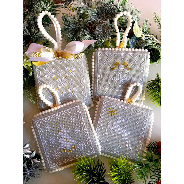 Set of 4 Christmas ornaments White.jpeg