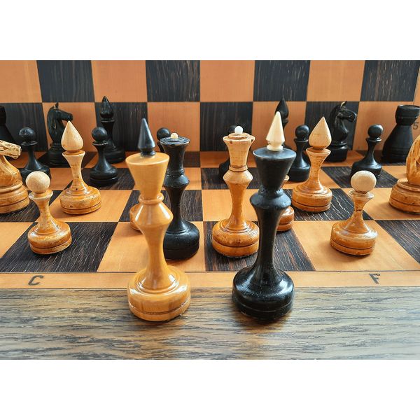 chessmen_from_yellow_box4.jpg